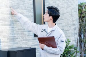 戸建て住宅のチェックをするリフォーム会社担当者│おすすめリフォーム会社比較情報のトップイメージ