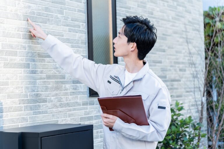 戸建て住宅のチェックをするリフォーム会社担当者│おすすめリフォーム会社比較情報のトップイメージ